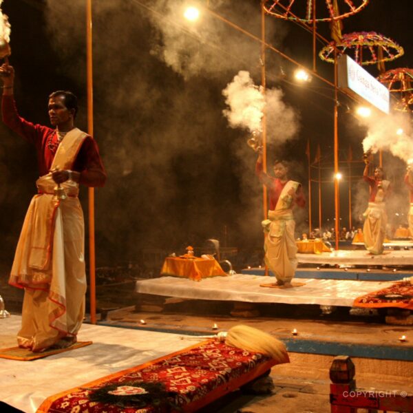 Ceremonie za mrtvé ve Varanásí