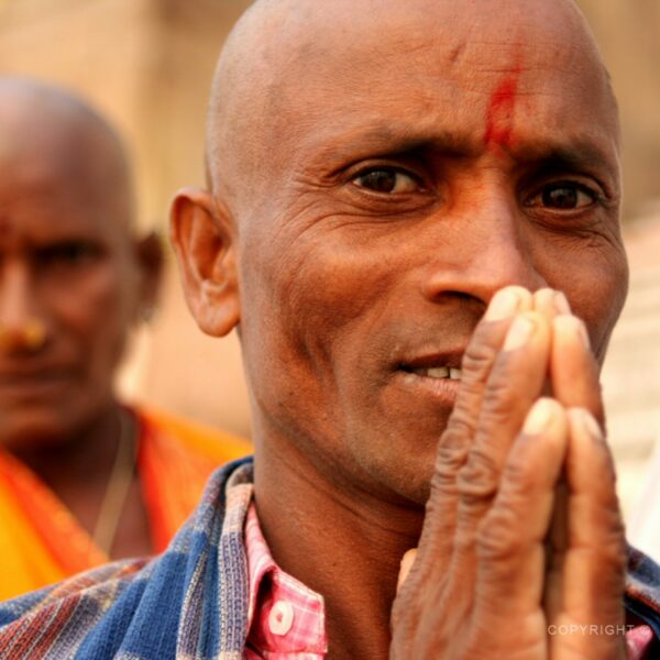 Věřící na posvátných gáthech ve Varanásí